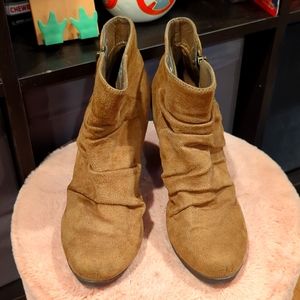 WhiteMT White Mountain Women Size 6 ankle boots Tan Slouch